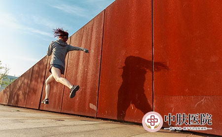 摄图网_500336596_美女户外运动（企业商用）